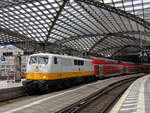 111 095-6 fährt als EM Sonderzug nach Dortmund aus dem Kölner Hbf los.