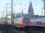 Kln! Im Hintergrund der Dom whrend sich im Vordergrund ein ICE3 und eine Dostogarnitur des RE1 nach Aachen begegnen. Fotografiert vom Klner-Hansaring aus am 25.03.08
