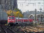 Am 08.11.08 verlsst E-Lok 111 117 mit Dostos den Hbf Kln.