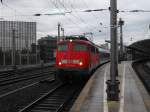 110 459 steht mit IR 2257 Weimar nach Aachen abfahrbereit (scherz). Ein Bild wie vor ber 8 Jahren. Direkt hinter der 115er war ein Original Lackierter Interregio Wagen. 115 459 steht mit Pbz 1972 auf gl.9 des Klner Hbfs am 30.12.2009 um 9:53 Uhr abfahrbereit.