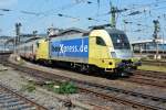 ES64U2-025 Dispolok (182 525-6) vor HKX-Garnitur nach Hamburg verläßt den Kölner Hbf - 31.07.2014