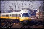 Der Lufthansa Airport Express 403001 nach Düsseldorf fährt am 27.2.1991 um 14.45 Uhr in Köln Hauptbahnhof ein.