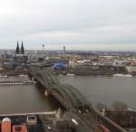 Von großer Höhe lässt sich die Hohenzollernbrücke und der Kölner Hbf sehr schön fotografieren. Direkt neben dem Hbf ist der Kölner Dom zu sehen.

Köln 05.12.2015
