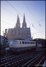 140584 fährt hier am 30.11.1989 mit einem Güterzug vor der Kulisse des Kölner Doms durch den Hauptbahnhof in Köln.