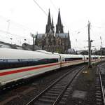 ICE VOR DEM KÖLNER DOM  Gerade hat der ICE den Kölner Hauptbahnhof verlassen und fährt Richtung Hohenzollernbrücke-fotografiert am 22.4.2017 as dem Dampfsonderzug der 