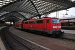 Nachschuss am 26.09.2015 auf die 111 118-6, als sie mit ihrem Nahverkehrszug auf Gleis 8 in Köln Hbf auf Ausfahrt wartete.