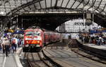 120 207 mit ihrem DoSto-RSX (RE 9) in Köln Hbf auf der Fshrt von Aschen nach Siegen (13.7.17).