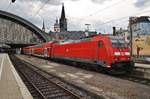 146 278 schiebt am 3.7.2017 den RE6 (RE10624)  Westfalen-Express  von Minden(Westf) nach Köln/Bonn Flughafen in den Kölner Hauptbahnhof.