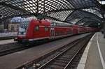 RE6 (RE10628)  Westfalen-Express  von Minden(Westf) nach Köln/Bonn Flughafen steht am Abend des 16.8.2017 im Kölner Hauptbahnhof.