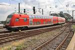 RE1 (RE10120)  Nordrhein-Westfalen-Express  von Hamm(Westf) nach Aachen Hauptbahnhof fährt am 4.7.2017 in den Kölner Hauptbahnhof ein.