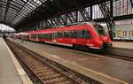 442 101-2 und 442 761-3 fahren am 18.8.2017 als RE9 (RE10905)  Rhein-Sieg-Express  von Aachen Hauptbahnhof nach Siegen in den Kölner Hauptbahnhof ein.