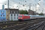 101 055 zieht einen IC am Steuerwagen durch das Gleisvorfeld des Kölner Hbf Richtung Köln Hbf.