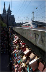 Neben Kölner Dom und Kölner Schlösser -    ICE 3 bei der Ausfahrt aus dem Kölner Hauptbahnhof.