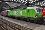 193 813 steht am Abend des 26.05.2019 mit dem FLX1806 nach Hamburg-Altona im Kölner Hauptbahnhof bereit.