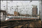 Ein ICE 403 fährt hier am 17.3.2005 vor dem Saturn Turm in den HBF Köln ein.