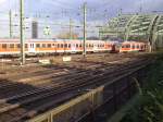 Viel Verkehr auf der Hohenzollernbrcke bei der Einfahrt in den Hbf Kln.