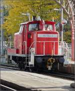 Die Diesellok 362 942-5 durchfhrt den Hauptbahnhof von Kln am 08.11.08.