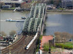 3 x 3 Bögen = Hohenzollernbrücke -

Blick vom Kölner Dom auf Ausfahrt eines ICE 3-Zuges aus dem Kölner Hauptbahnhof, bzw. seine Einfahrt in die Hohenzollernbrücke. 

09.04.2005 (J)