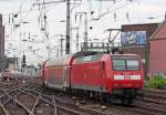 146 005 mit dem RE10120 aus Hamm nach Aachen bei der Ausfahrt in Kln Hbf, 23.7.10