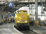 Hier 203 302-5 mit einem Messezug in Richtung Kln Messe/Deutz, bei der Durchfahrt am 13.10.2010 durch Kln Hbf.