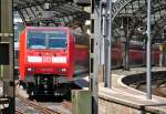 146 005 RE1 nach Hamm,  eingequetscht  zwischen Stahlpfeilern, bei Ausfahrt aus dem Klner Hbf - 30.05.2011