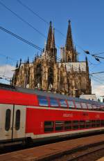 Der Klner Dom mit einem Doppelstockwagen des RE9, davor am 10.05.13.