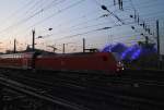 Ein Regionalzug verläßt am Abend des 13.03.2014 den Kölner Hauptbahnhof.