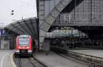 620 021 hat sich als RE 22 Richtung Trier in Bewegung gesetzt (Köln Hbf, gleis 8, 9.12.14).