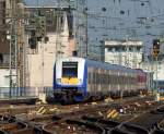 Im Gleisfeld wartet der HKX nach Hamburg auf Fahrt in den Kölner Hbf.