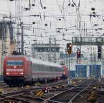 Hier findet keine IC Zusammensetzung statt sondern 101 082-6 wartet mit ihrem IC auf Fahrt während dahinter eine unbekannte 101er im Betriebswerk Köln Hbf rangiert.