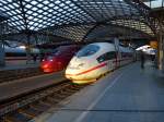 Ein Deutscher mit Belgischen Wurzeln und eine Niederländer warten auf die Abfahrt in Köln Hbf.