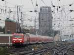 120 207 zog am 5.3 bei Regenwetter den RE9 aus Aachen in den Kölner Hbf.