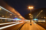 101 114-7 verlässt mit einem IC bei Langzeitbelichtung den Kölner Hbf in Richtung Betriebshof.