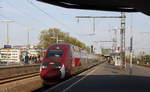 Der Thalys aus Essen-Hbf-Paris(F) kommt durch Köln-Messe-Deutz in Richtung Köln-Hbf.
Aufgenommen von Bahnsteig 7 in Köln-Messe-Deutz. 
Bei schönem Frühlingswetter am Abend vom 30.4.2017.