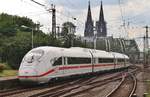 407 003-3 durchfährt am 3.7.2017 als ICE816 von Frankfurt(Main) Hauptbahnhof nach Köln Hauptbahnhof den Bahnhof Köln Messe/Deutz in westlicher Richtung.