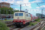 111 212-7 mit einem EM-Verstärkerzug bei der Einfahrt in den Bahnhof Köln-Messe/Deutz (24.06.2024)