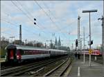 Whrend der Sonderzug aus Luxemburg am 20.11.2010 den Bahnhof Kln Messe/Deutz verlsst, sieht man, dass auch am Bahnsteig die Regeln von den Fotografen nicht immer eingehalten werden.