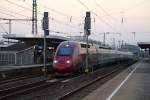 Nachdem Thalys 4386 am Abend des 13.03.2014 im Bahnhof Köln-Deutz einige Zeit warten mußte, schiebt er sich jetzt durch die Ausfahrtssignale in Richtung Köln Hbf, wo er zur Fahrt nach Brüssel und Paris bereitgestellt wird.