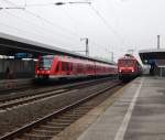 Links steht der RE12 nach Trier während die RB27 nach Köln HBF auf Ausfahrt wartet.

Köln 30.11.2014