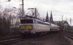SNCB 1805 kam mit dem Express aus Oostende am 25.3.1993 um 14.41 Uhr über die Hohenzollernbrücke in den Bahnhof Köln Deutz.