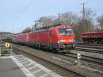 193 324-1 mit traktionslos angehängter 189 sowie 193 301-9 mit Güterzug am Bahnhof Köln-West in Fahrtrichtung SSW, 19.02.2025 (50.942981, 6.933728)