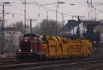 211 051-8 mit einem Bauzug bei der Einfahrt in Kln-West, danach wurde die Lok umgesetzt und der Zug fuhr wieder zurck, 26.3.11