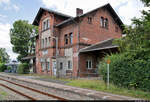 Das alte Empfangsgebäude des Bahnhofs Könitz(Thür). Das Erdgeschoss wird noch bzw. wieder genutzt.
Aufgenommen vom Bahnsteig 2.

🚩 Bahnstrecke Leipzig–Probstzella (KBS 555)
🕓 20.8.2021 | 14:13 Uhr