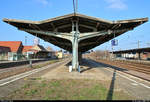 Bahnhofsumbau in Köthen: Eindrücke der historischen Anlagen in ihren letzten Monaten...
Blick auf das historische Bahnsteigdach auf Bahnsteig 2/3.
Hauptsächlich von Juni bis Dezember 2019 werden einige bahntechnische Anlagen in und rund um den Bahnhof erneuert. Ein elektronisches Stellwerk (ESTW) soll künftig die vorhandenen Stellwerke ersetzen. Im Zuge dessen folgen bis zum Ende der 2020er-Jahre weitere Instandsetzungen entlang der Bahnstrecke Magdeburg–Leipzig (KBS 340) zwischen Zöberitz und Köthen. Dann sollen auch Bahnsteige und Brücken unter Berücksichtigung des Denkmalschutzes ertüchtigt werden.
Diese Maßnahmen ziehen zunächst eine sechsmonatige Vollsperrung mit sich. Bereits ab dem 5.5.2019 ist die Ein- und Ausfahrt Richtung Bernburg gesperrt.
[17.11.2018 | 12:04 Uhr]