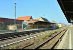 Bahnhofsumbau in Köthen: Eindrücke der historischen Anlagen in ihren letzten Monaten...
Blick auf Gleis 1, das von einzelnen Zügen noch befahren wird.
Hauptsächlich von Juni bis Dezember 2019 werden einige bahntechnische Anlagen in und rund um den Bahnhof erneuert. Ein elektronisches Stellwerk (ESTW) soll künftig die vorhandenen Stellwerke ersetzen. Im Zuge dessen folgen bis zum Ende der 2020er-Jahre weitere Instandsetzungen entlang der Bahnstrecke Magdeburg–Leipzig (KBS 340) zwischen Zöberitz und Köthen. Dann sollen auch Bahnsteige und Brücken unter Berücksichtigung des Denkmalschutzes ertüchtigt werden.
Diese Maßnahmen ziehen zunächst eine sechsmonatige Vollsperrung mit sich. Bereits ab dem 5.5.2019 ist die Ein- und Ausfahrt Richtung Bernburg gesperrt.
[17.11.2018 | 12:06 Uhr]