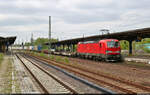 193 320-9 (Siemens Vectron) zieht Sattelauflieger der Schenker AG und Transped Europe GmbH durch den Bahnhof Köthen auf Gleis 4 Richtung Halle (Saale).