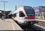 RABe 521 205 und RABe 521 207 (Stadler FLIRT) der SBB GmbH (SBB) als SBB87684  Seehas  nach Engen stehen in ihrem Startbahnhof Konstanz auf Gleis 2a.
(verbesserte Version; nach erneuter Ausrichtung und Entfernung von Verzeichnungen ist der Lampenmast wohl tatsächlich schief)
[9.7.2018 | 12:44 Uhr]