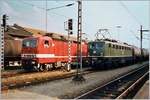 Ein  Konstanzer-Klassiker  neu bearbeitet: die DR 143 904-4 und die DB 140 294-0 warten mit ihren Güterzügen in Konstanz auf die Abfahrt.