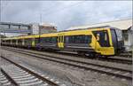 Class 777 für die Metro Liverpool auf dem Weg nach Altenrhein. Zug 777 002. Konstanz, Juli 2020.

Dieser Zug ist mit den neuen Berliner S-Bahn-Wagen von Stadler verwandt. Interessant dabei ist, dass sie später auf 25 kV nachgerüstet werden können. Momentan ist 750 V Stromschiene verbaut. Ein Last-Mile-Batteriepack sorgt für Rangiermöglichkeiten im Depot. Allerdings kann auch hier noch aufgerüstet werden auf echten Akkubetrieb. 