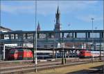 Fernverkehr in Konstanz. 460 005-2 und 115 114-1 mit IR und IC warten auf die Abfahrt. Juni 2014.